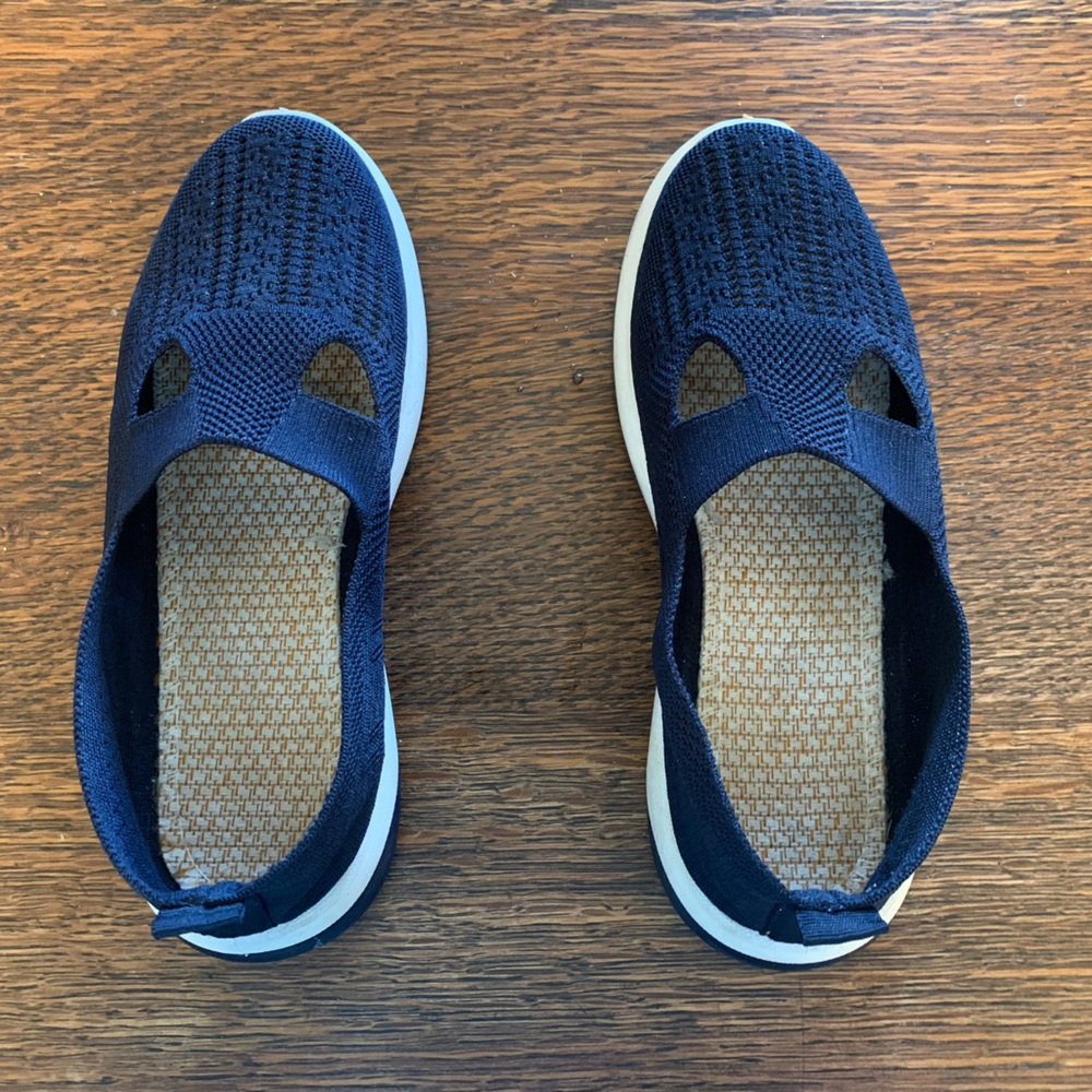 🦋 Navy Blue Slip-On Shoes Sz 9.5